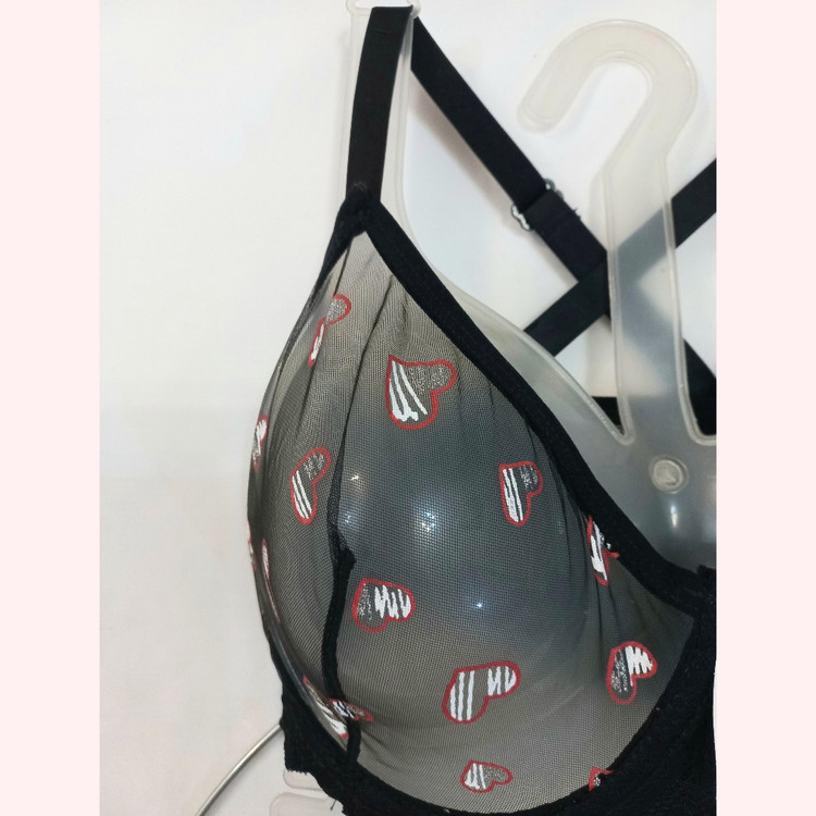 نمای قلبها که ثابت در پارچه هستند